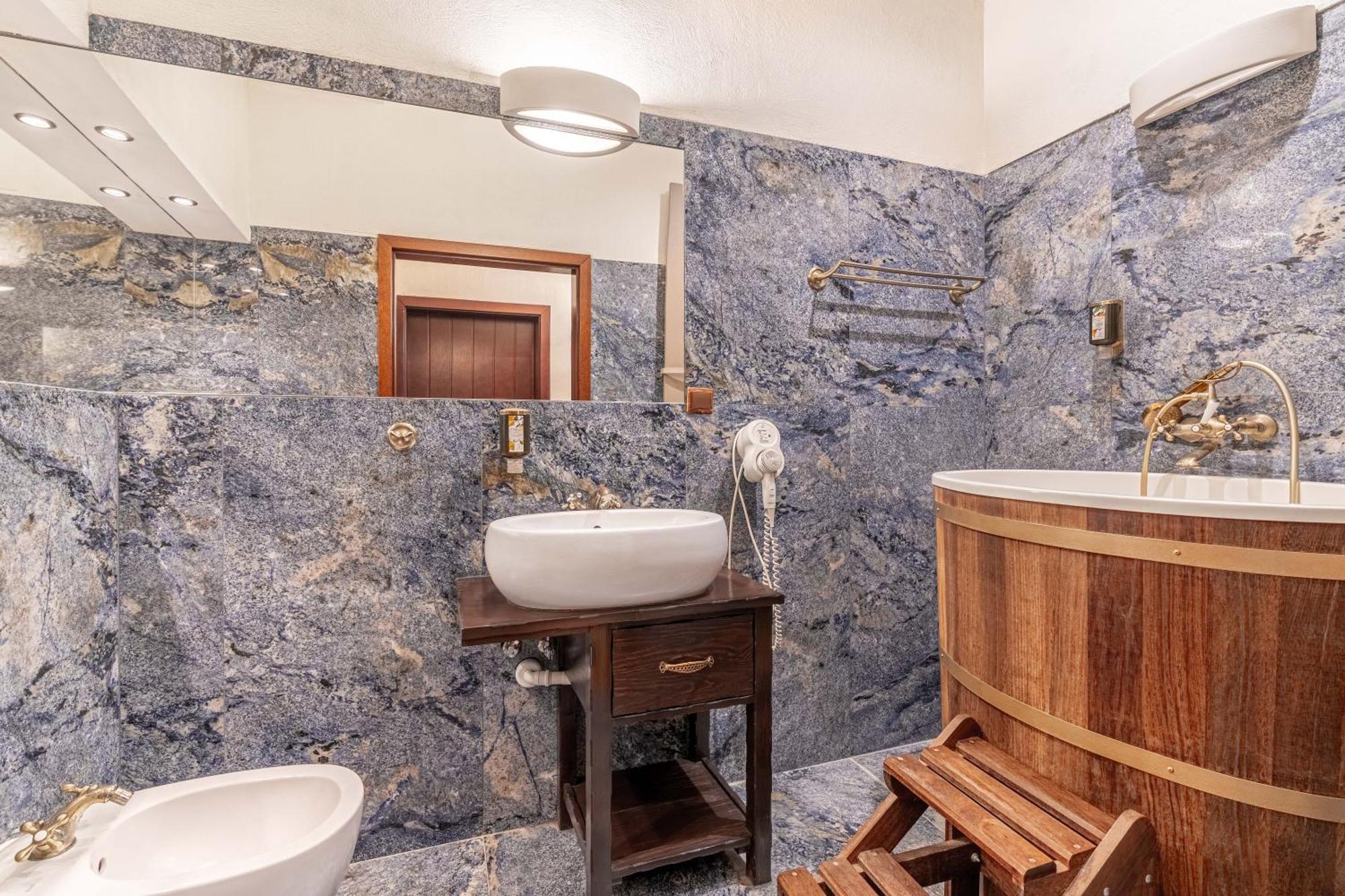 Zamek Uniejow Aparthotel Kültér fotó